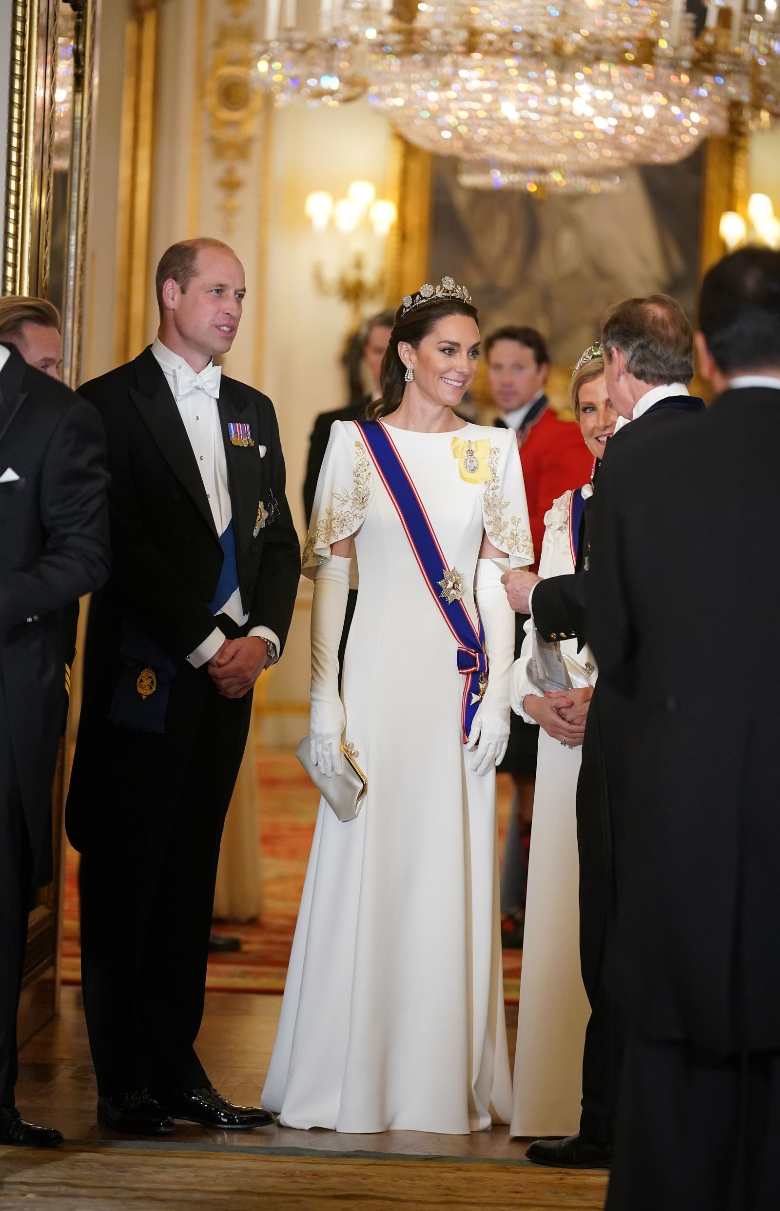 Kate Middleton rescata una tiara de la reina madre que no se veía desde hace casi un siglo con un vestido de Jenny Packham y pendientes de Isabel II | Vanity Fair