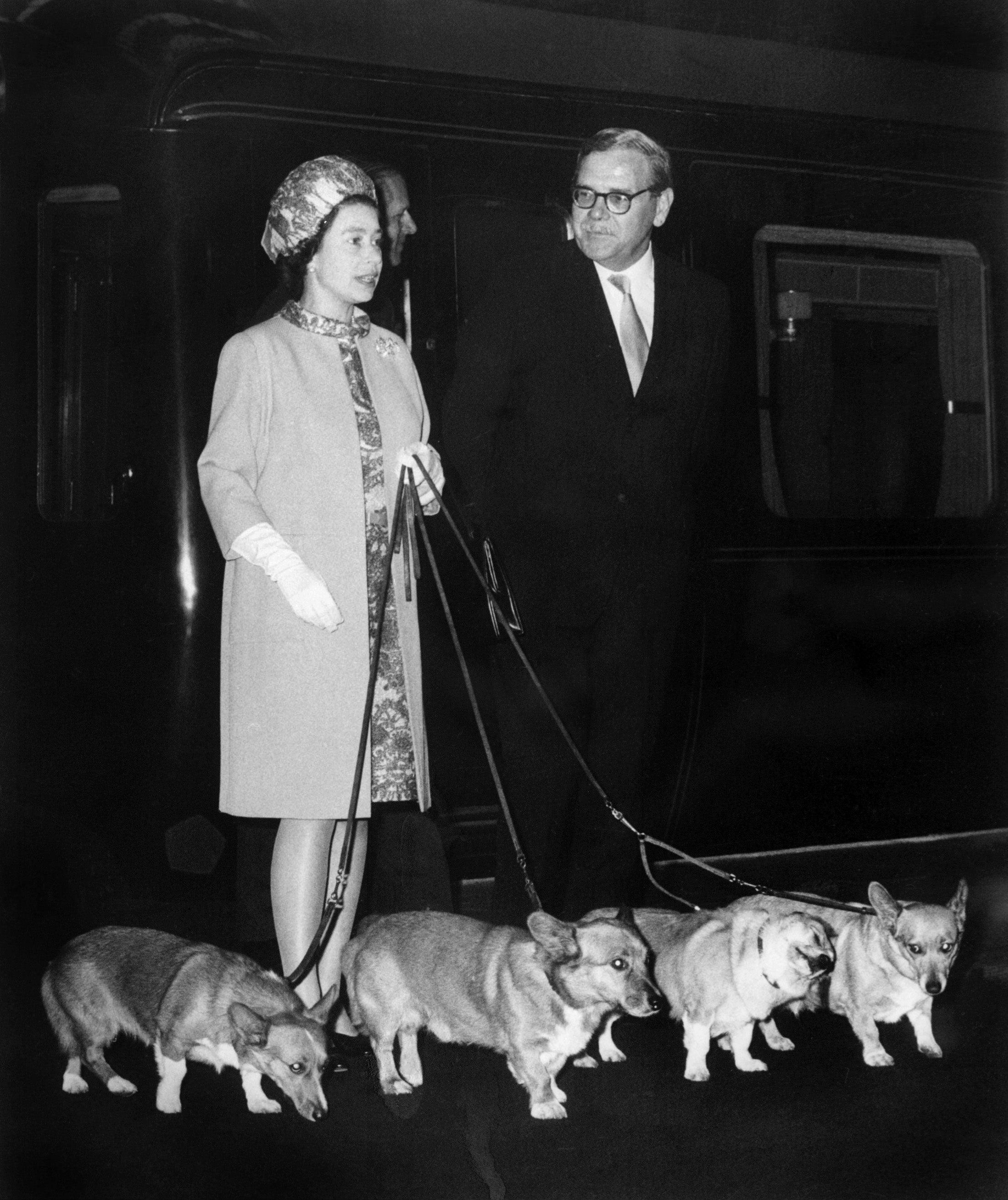 Queen Elizabeth II arrives at King's Cross railway station in London 15 October 1969 with her four dogs of Corgis breed after holidays in Balmoral Castle in Scotland and before welcoming at Buckingham Palace US astronauts of Apollo 11 who walked on the Moon. (Photo credit should read STF/AFP via Getty Images)