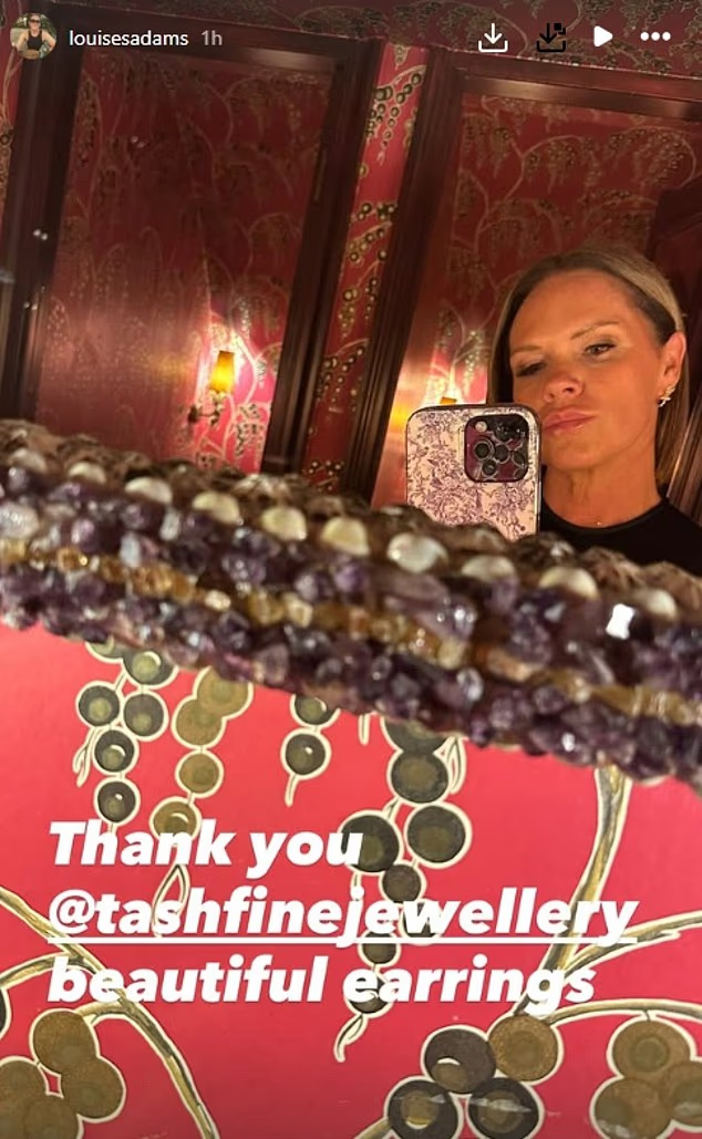 Louise also got in on the action and shared her own mirror snap