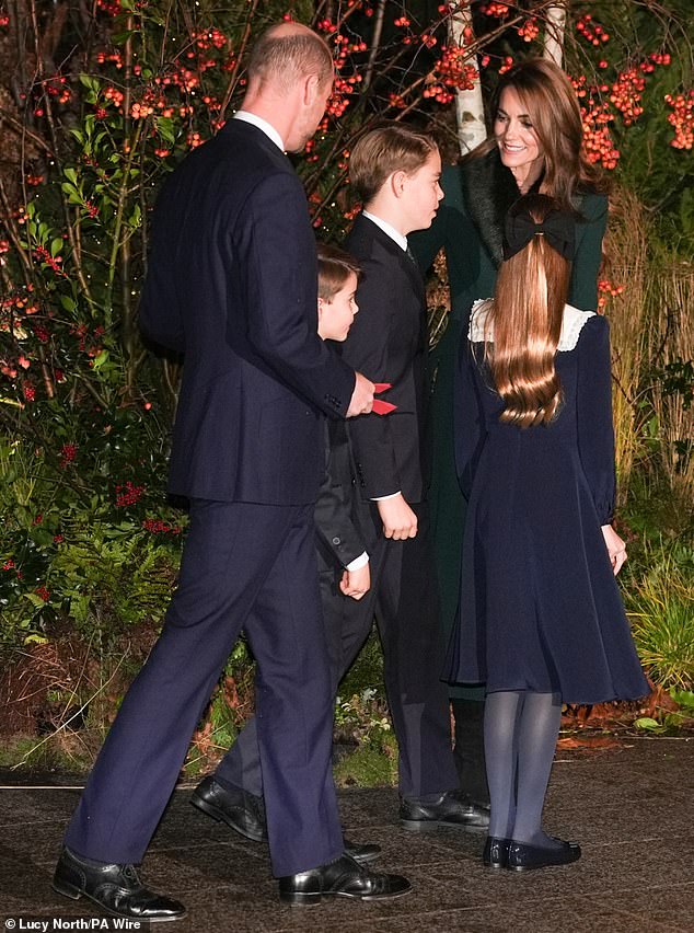 The Princess of Wales smiled as she welcomed her three children and Prince William to the carol concert
