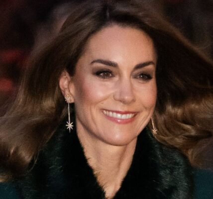MINUTES AGO: Princess Catherine DAZZLING In Festive Green Coat & Fur Stole  At Christmas Carol Service At Westminster Abbey – Royals Fans STUNNED