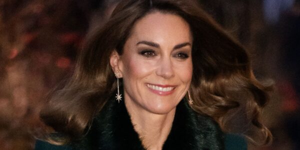 MINUTES AGO: Princess Catherine DAZZLING In Festive Green Coat & Fur Stole  At Christmas Carol Service At Westminster Abbey – Royals Fans STUNNED