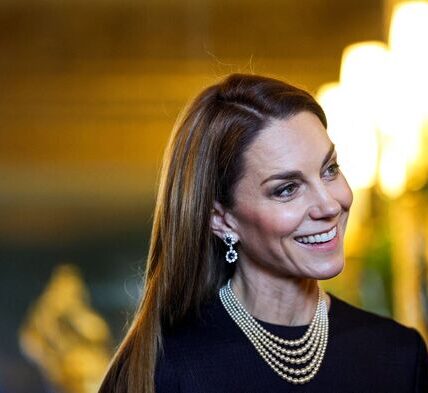 Camilla Left SPEECHLESS 😲 Princess Catherine STEALS ALL EYES In Stunning Dress & Late Queen’s Iconic Pearls At Windsor Castle Exhibition During German State Visit! Camilla Left SPEECHLESS 😲 Princess Catherine STEALS ALL EYES In Stunning Dress & Late Queen’s Iconic Pearls At Windsor Castle Exhibition During German State Visit!