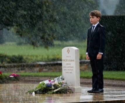 It was supposed to be a quiet family visit — but it became something no one will ever forget. At Princess Diana’s grave in the rain-drenched stillness of Althorp, six-year-old Prince Louis stepped forward, clutching a tiny bouquet of wildflowers. In a trembling voice, he whispered: “I never got to meet you… but I know you can hear me singing.” Then, softly, he began to sing. Witnesses say the air seemed to stop — even the rain paused for a heartbeat. Prince William, overcome, wiped his eyes as the words he hadn’t spoken in decades found life again through his son. Beside him, Catherine held Louis close, tears glistening as the moment unfolded. By the time his song faded, the sky had opened — rain pouring down like a benediction. No one moved. It felt as though the heavens themselves were listening.