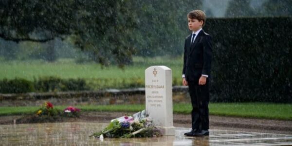 It was supposed to be a quiet family visit — but it became something no one will ever forget. At Princess Diana’s grave in the rain-drenched stillness of Althorp, six-year-old Prince Louis stepped forward, clutching a tiny bouquet of wildflowers. In a trembling voice, he whispered: “I never got to meet you… but I know you can hear me singing.” Then, softly, he began to sing. Witnesses say the air seemed to stop — even the rain paused for a heartbeat. Prince William, overcome, wiped his eyes as the words he hadn’t spoken in decades found life again through his son. Beside him, Catherine held Louis close, tears glistening as the moment unfolded. By the time his song faded, the sky had opened — rain pouring down like a benediction. No one moved. It felt as though the heavens themselves were listening.