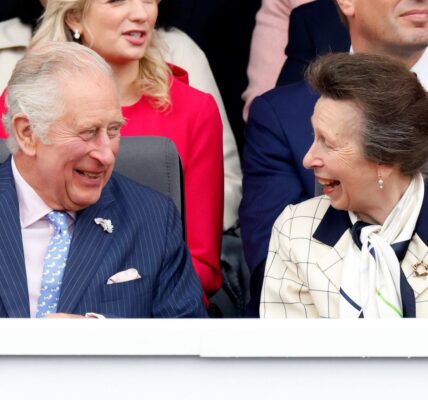 A beautifully emotional birthday moment… In this heartfelt retelling of King Charles III’s 77th birthday, the room fell completely silent as Princess Anne stepped forward with a simple gift and a message only a sister could write. What began as a formal celebration transformed into something deeply personal — a quiet exchange filled with memories, warmth, and the kind of sibling bond the public rarely sees. Those nearby watched as the King’s eyes filled with emotion, overwhelmed by the tenderness of the moment and the timeless connection shared between the two. It wasn’t grand, it wasn’t rehearsed — it was simply real, human, and unexpectedly powerful. But it was the final line of Anne’s message — the one that made King Charles stop, look up, and fight back tears — that turned this gentle scene into a moment no one present will ever forget