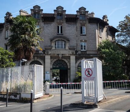 INSIDE PITIÉ-SALPÊTRIÈRE HOSPITAL: “Why is it taking so long,” Princess Diana murmured as doctors prepared equipment. The wall clock in the trauma room was found stopped at 12:45AM, its battery later replaced without comment