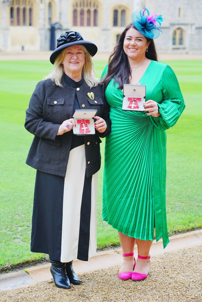 \u200bAlison Madgin (L) and her daughter Carly Barrett