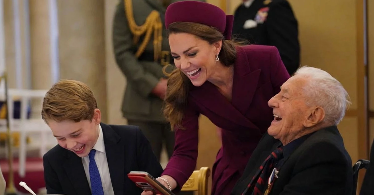 The hilarious reactions of Prince George and Princess Catherine at a “tea party” at Buckingham Palace. The hilarious reactions of Prince George and Princess Catherine at a “tea party” at Buckingham Palace.