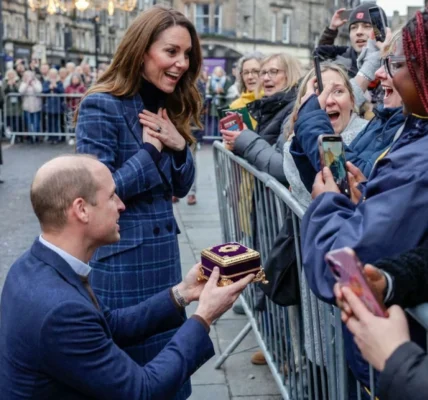 Prince William broke tradition by presenting Princess Catherine with a box of “priceless jewelry” in front of tens of thousands of fans. Prince William broke tradition by presenting Princess Catherine with a box of “priceless jewelry” in front of tens of thousands of fans.