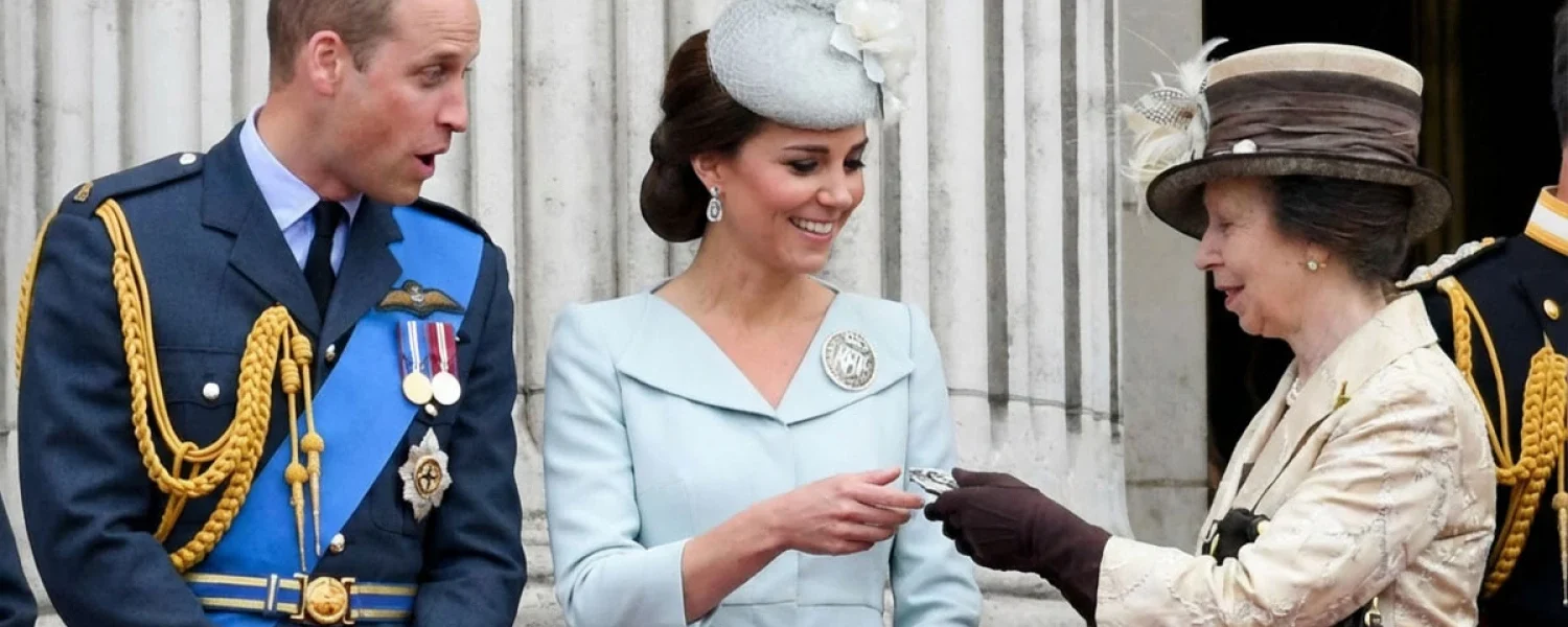 Princess Anne gave the commemorative brooch to Catherine, refusing Camilla’s “demands”. Princess Anne gave the commemorative brooch to Catherine, refusing Camilla’s “demands”.