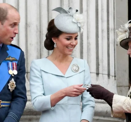Princess Anne gave the commemorative brooch to Catherine, refusing Camilla’s “demands”. Princess Anne gave the commemorative brooch to Catherine, refusing Camilla’s “demands”.