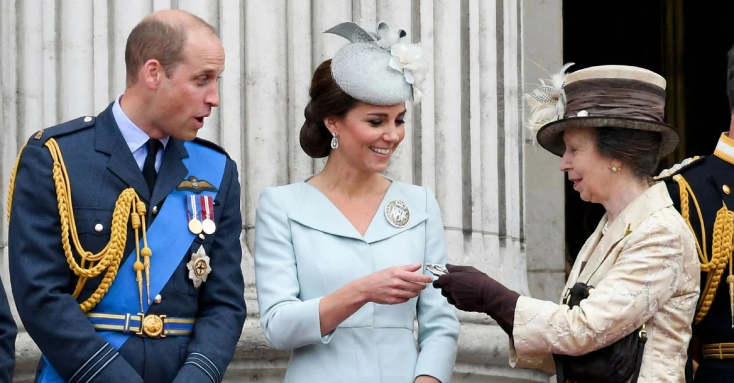 Princess Anne gave the commemorative brooch to Catherine, refusing Camilla’s “demands”. Princess Anne gave the commemorative brooch to Catherine, refusing Camilla’s “demands”.