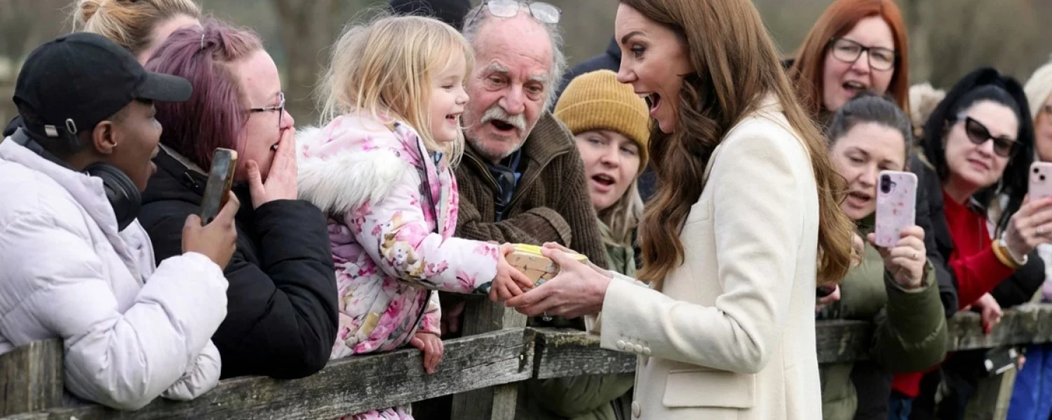 Princess Catherine asks the royal motorcade to stop to receive a “special” gift from three-year-old Lily-Rose Logan