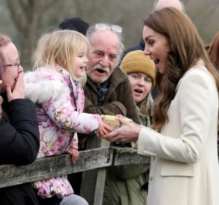 Princess Catherine asks the royal motorcade to stop to receive a “special” gift from three-year-old Lily-Rose Logan