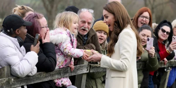 Princess Catherine asks the royal motorcade to stop to receive a “special” gift from three-year-old Lily-Rose Logan