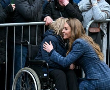 “She broke rank… and William just stood there.” 👑 The procession stopped. The plan vanished. Princess Catherine spotted one face in the crowd and ran — not for cameras, not for show, but for a moment that looked like pure instinct. One hug, completely unscripted, and suddenly the monarchy didn’t feel distant anymore. Even Prince William looked caught off guard — frozen for a beat, then watching it unfold like everyone else. It was small. It was human. And that’s exactly why people can’t stop talking about it. “She broke rank… and William just stood there.” 👑 The procession stopped. The plan vanished. Princess Catherine spotted one face in the crowd and ran — not for cameras, not for show, but for a moment that looked like pure instinct. One hug, completely unscripted, and suddenly the monarchy didn’t feel distant anymore. Even Prince William looked caught off guard — frozen for a beat, then watching it unfold like everyone else. It was small. It was human. And that’s exactly why people can’t stop talking about it.