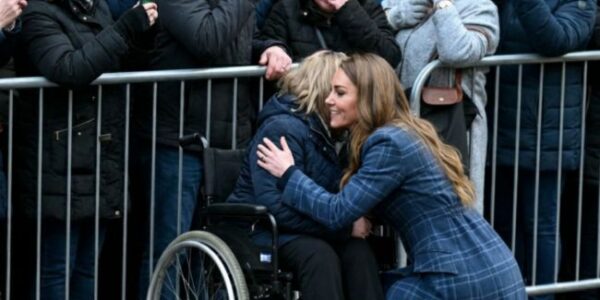 “She broke rank… and William just stood there.” 👑 The procession stopped. The plan vanished. Princess Catherine spotted one face in the crowd and ran — not for cameras, not for show, but for a moment that looked like pure instinct. One hug, completely unscripted, and suddenly the monarchy didn’t feel distant anymore. Even Prince William looked caught off guard — frozen for a beat, then watching it unfold like everyone else. It was small. It was human. And that’s exactly why people can’t stop talking about it.