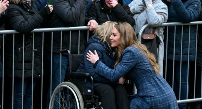 “She broke rank… and William just stood there.” 👑 The procession stopped. The plan vanished. Princess Catherine spotted one face in the crowd and ran — not for cameras, not for show, but for a moment that looked like pure instinct. One hug, completely unscripted, and suddenly the monarchy didn’t feel distant anymore. Even Prince William looked caught off guard — frozen for a beat, then watching it unfold like everyone else. It was small. It was human. And that’s exactly why people can’t stop talking about it.