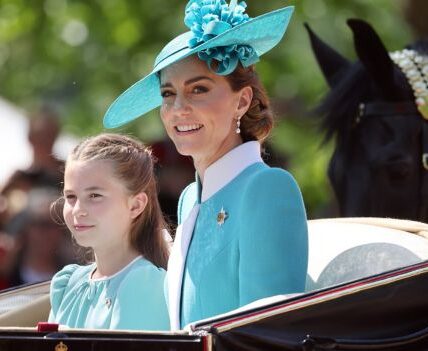 👑 There’s a moment at Kensington Palace that people can’t stop sharing — and it’s the kind of thing that makes everyone pause to watch.In that crimson Kensington hall, Charlotte stands at a vintage microphone in her mint dress, visibly holding her nerves—while Kate sits at the grand piano, quietly playing as if she’s keeping the beat for her daughter’s courage. Down front, William applauds with his eyes fixed on the stage… and behind him, the room feels so formal and hushed that everyone seems to instinctively fall silent to listen. No speeches needed—because in moments like this, it’s clear: Diana isn’t only in the statue. She’s in what’s being passed on.