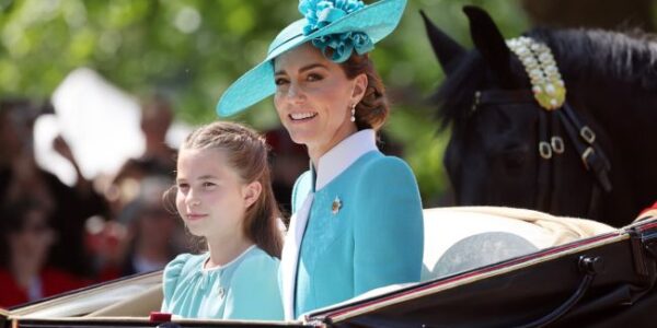 👑 There’s a moment at Kensington Palace that people can’t stop sharing — and it’s the kind of thing that makes everyone pause to watch.In that crimson Kensington hall, Charlotte stands at a vintage microphone in her mint dress, visibly holding her nerves—while Kate sits at the grand piano, quietly playing as if she’s keeping the beat for her daughter’s courage. Down front, William applauds with his eyes fixed on the stage… and behind him, the room feels so formal and hushed that everyone seems to instinctively fall silent to listen. No speeches needed—because in moments like this, it’s clear: Diana isn’t only in the statue. She’s in what’s being passed on.