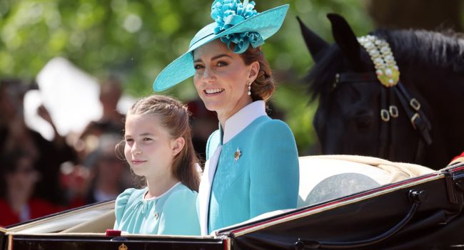 👑 There’s a moment at Kensington Palace that people can’t stop sharing — and it’s the kind of thing that makes everyone pause to watch.In that crimson Kensington hall, Charlotte stands at a vintage microphone in her mint dress, visibly holding her nerves—while Kate sits at the grand piano, quietly playing as if she’s keeping the beat for her daughter’s courage. Down front, William applauds with his eyes fixed on the stage… and behind him, the room feels so formal and hushed that everyone seems to instinctively fall silent to listen. No speeches needed—because in moments like this, it’s clear: Diana isn’t only in the statue. She’s in what’s being passed on.