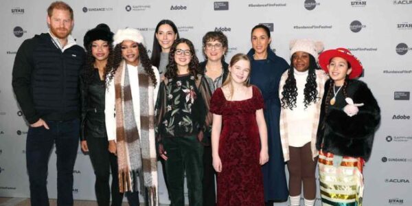 “From the Sundance red carpet… to the most intense cookie season of the year.” Meghan Markle and Prince Harry just stepped out to spotlight Cookie Queens — a coming-of-age documentary following four Girl Scouts through the iconic cookie-selling season. The couple are both executive producers, and Meghan also spoke at the premiere, sharing how personal the project is since she was a Girl Scout herself and her mom, Doria Ragland, once led her troop. The twist? It may sound sweet and nostalgic — but the film frames cookie season as a real-world crash course in hustle, pressure, teamwork, and growing up. Soft on the surface… but there’s a lot more underneath.