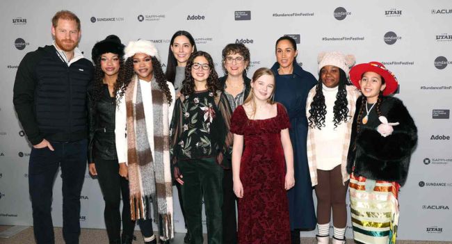 “From the Sundance red carpet… to the most intense cookie season of the year.” Meghan Markle and Prince Harry just stepped out to spotlight Cookie Queens — a coming-of-age documentary following four Girl Scouts through the iconic cookie-selling season. The couple are both executive producers, and Meghan also spoke at the premiere, sharing how personal the project is since she was a Girl Scout herself and her mom, Doria Ragland, once led her troop. The twist? It may sound sweet and nostalgic — but the film frames cookie season as a real-world crash course in hustle, pressure, teamwork, and growing up. Soft on the surface… but there’s a lot more underneath.
