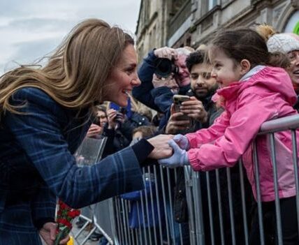 “She just RAN — and the crowd went silent.” In a split second, Kate ditched the royal “script” and darted past her security detail to greet a flower-holding well-wisher. No perfectly timed pause. No staying in position. Just instinct — and a look that made the whole crowd feel it. The clip went viral, fans lost their minds… and inside palace circles, the whispers started: this wasn’t recklessness — it was a kind of power that doesn’t need permission.
