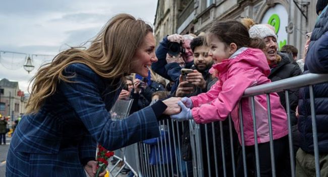 “She just RAN — and the crowd went silent.” In a split second, Kate ditched the royal “script” and darted past her security detail to greet a flower-holding well-wisher. No perfectly timed pause. No staying in position. Just instinct — and a look that made the whole crowd feel it. The clip went viral, fans lost their minds… and inside palace circles, the whispers started: this wasn’t recklessness — it was a kind of power that doesn’t need permission.