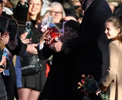 A heartwarming moment captured on camera has revealed a rare, candid side of Prince William as he stepped into the role of an fiercely protective father to Princess Charlotte. The footage has captivated audiences worldwide, showing the future King’s instinctive and tender reaction to ensure his daughter’s safety and comfort during a high-profile public appearance. This powerful display of paternal devotion has left fans deeply moved, proving that despite his royal duties, William’s ultimate priority remains the protection of his young daughter. A heartwarming moment captured on camera has revealed a rare, candid side of Prince William as he stepped into the role of an fiercely protective father to Princess Charlotte. The footage has captivated audiences worldwide, showing the future King’s instinctive and tender reaction to ensure his daughter’s safety and comfort during a high-profile public appearance. This powerful display of paternal devotion has left fans deeply moved, proving that despite his royal duties, William’s ultimate priority remains the protection of his young daughter.