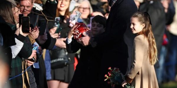 A heartwarming moment captured on camera has revealed a rare, candid side of Prince William as he stepped into the role of an fiercely protective father to Princess Charlotte. The footage has captivated audiences worldwide, showing the future King’s instinctive and tender reaction to ensure his daughter’s safety and comfort during a high-profile public appearance. This powerful display of paternal devotion has left fans deeply moved, proving that despite his royal duties, William’s ultimate priority remains the protection of his young daughter.