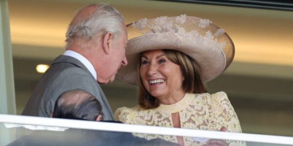 In a stunning move that has sent shockwaves through palace circles, King Charles has reportedly rewarded Carole and Michael Middleton with brand-new royal titles. This royal shocker marks a historic shift in tradition as the monarch bestows these honors upon Princess Catherine’s parents in a gesture no one saw coming. As the news ripples through the monarchy, the unprecedented elevation of the Middleton family has left insiders and fans alike breathless at this sudden expansion of the royal fold. In a stunning move that has sent shockwaves through palace circles, King Charles has reportedly rewarded Carole and Michael Middleton with brand-new royal titles. This royal shocker marks a historic shift in tradition as the monarch bestows these honors upon Princess Catherine’s parents in a gesture no one saw coming. As the news ripples through the monarchy, the unprecedented elevation of the Middleton family has left insiders and fans alike breathless at this sudden expansion of the royal fold.