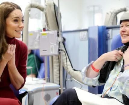 In a visceral and extraordinary show of grace, Catherine, Princess of Wales, recently returned to the hospital where she received cancer treatment, revealing what body language experts are calling her “unique royal superpower.” This “beautifully” poignant visit highlighted a “sweet” yet powerful ability to connect with others through shared “disturbing” vulnerability.