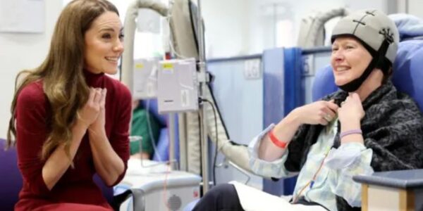 In a visceral and extraordinary show of grace, Catherine, Princess of Wales, recently returned to the hospital where she received cancer treatment, revealing what body language experts are calling her “unique royal superpower.” This “beautifully” poignant visit highlighted a “sweet” yet powerful ability to connect with others through shared “disturbing” vulnerability. In a visceral and extraordinary show of grace, Catherine, Princess of Wales, recently returned to the hospital where she received cancer treatment, revealing what body language experts are calling her “unique royal superpower.” This “beautifully” poignant visit highlighted a “sweet” yet powerful ability to connect with others through shared “disturbing” vulnerability.