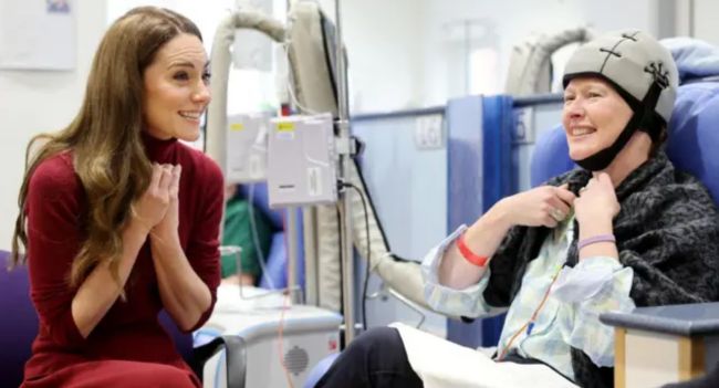 In a visceral and extraordinary show of grace, Catherine, Princess of Wales, recently returned to the hospital where she received cancer treatment, revealing what body language experts are calling her “unique royal superpower.” This “beautifully” poignant visit highlighted a “sweet” yet powerful ability to connect with others through shared “disturbing” vulnerability. In a visceral and extraordinary show of grace, Catherine, Princess of Wales, recently returned to the hospital where she received cancer treatment, revealing what body language experts are calling her “unique royal superpower.” This “beautifully” poignant visit highlighted a “sweet” yet powerful ability to connect with others through shared “disturbing” vulnerability.