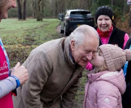 unners arrived at the Sandringham parkrun expecting an ordinary morning, until they realized a very different gaze was following them. Not security. Not a special guest — but King Charles III standing by the course, smiling and applauding.