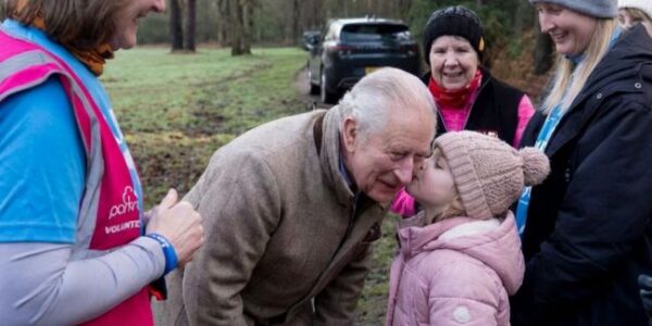 unners arrived at the Sandringham parkrun expecting an ordinary morning, until they realized a very different gaze was following them. Not security. Not a special guest — but King Charles III standing by the course, smiling and applauding.