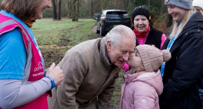 unners arrived at the Sandringham parkrun expecting an ordinary morning, until they realized a very different gaze was following them. Not security. Not a special guest — but King Charles III standing by the course, smiling and applauding. unners arrived at the Sandringham parkrun expecting an ordinary morning, until they realized a very different gaze was following them. Not security. Not a special guest — but King Charles III standing by the course, smiling and applauding.