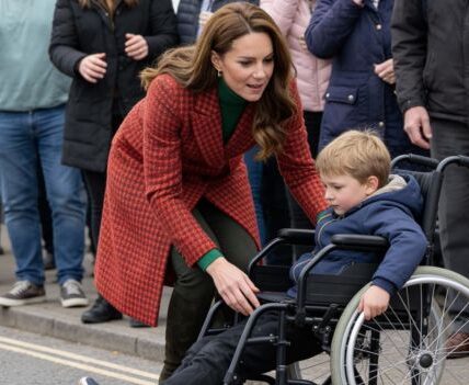 KATE MIDDLETON JUST DID SOMETHING THAT LEFT EVERYONE “FROZEN” — NOT BECAUSE OF HER OUTFIT, BUT BECAUSE OF THE WAY SHE TREATED A WOMAN IN A WHEELCHAIR. 💖👑 In the middle of an event honoring fashion and textiles in Wales, Kate reportedly took the initiative to intervene so that the woman could fully participate — a small moment that shifted the entire tone of the story: from a mere “royal appearance” to an act that restores people’s faith in kindness.