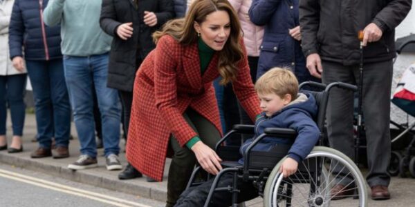 KATE MIDDLETON JUST DID SOMETHING THAT LEFT EVERYONE “FROZEN” — NOT BECAUSE OF HER OUTFIT, BUT BECAUSE OF THE WAY SHE TREATED A WOMAN IN A WHEELCHAIR. 💖👑 In the middle of an event honoring fashion and textiles in Wales, Kate reportedly took the initiative to intervene so that the woman could fully participate — a small moment that shifted the entire tone of the story: from a mere “royal appearance” to an act that restores people’s faith in kindness.
