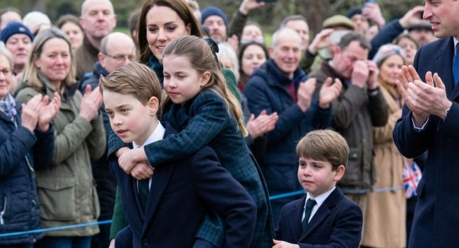 ROYAL MOMENT THAT MELTED HEARTS. Princess Charlotte sprained her ankle — and Prince George’s first words weren’t “Are you okay?” but “Don’t worry, Louis and I are here.” In seconds, the future king turned into the ultimate big brother, ready to carry her… while little Louis trailed behind clutching her shoe, fighting back tears. No titles. No spotlight. Just pure sibling love — the kind that hits you right in the chest.