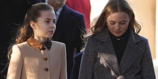 “She’s still a child — but the moment wasn’t.” What did Princess Charlotte do that left her cousin Mia Tindall in floods of tears? The detail behind a gift “money can’t buy” is going viral! While the world is focused on the rifts of the older generation, 10-year-old Princess Charlotte has quietly pulled off a “heart-melting” mission within the walls of Windsor. A strictly “cousins-only” party was held in secret, but it’s the gift Charlotte spent months creating that is truly capturing hearts. What was hidden inside the “Our Royal Sisterhood” scrapbook that made a 12-year-old sob with joy?
