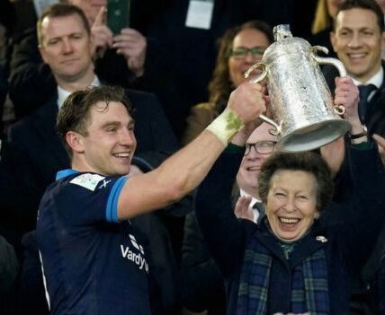 SHOCK MOMENT AT STADIO OLIMPICO: Italy vs. Scotland was reaching boiling point when the big screen suddenly cut to the stands — and the entire stadium erupted for Princess Anne. Caught off guard during an injury timeout, the 75-year-old Princess Royal quickly realised the thunderous cheers weren’t for a try… but for her. Her modest, slightly startled smile instantly became the most talked-about moment of the night. Scotland may have fallen 18–15 — but the real spotlight winner wasn’t on the pitch.