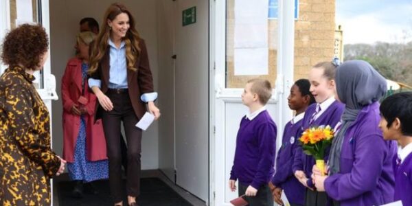 PRINCESS CATHERINE’S HEARTWARMING ACT OF KINDNESS. A little boy sprained his ankle and started crying — and Catherine stepped in immediately. She knelt beside him, comforted him gently, and said: “It’s alright, I’m here.” No cameras needed. No royal distance. Just pure compassion, proving kindness speaks louder than anything else. PRINCESS CATHERINE’S HEARTWARMING ACT OF KINDNESS. A little boy sprained his ankle and started crying — and Catherine stepped in immediately. She knelt beside him, comforted him gently, and said: “It’s alright, I’m here.” No cameras needed. No royal distance. Just pure compassion, proving kindness speaks louder than anything else.