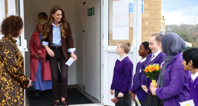 PRINCESS CATHERINE’S HEARTWARMING ACT OF KINDNESS. A little boy sprained his ankle and started crying — and Catherine stepped in immediately. She knelt beside him, comforted him gently, and said: “It’s alright, I’m here.” No cameras needed. No royal distance. Just pure compassion, proving kindness speaks louder than anything else.