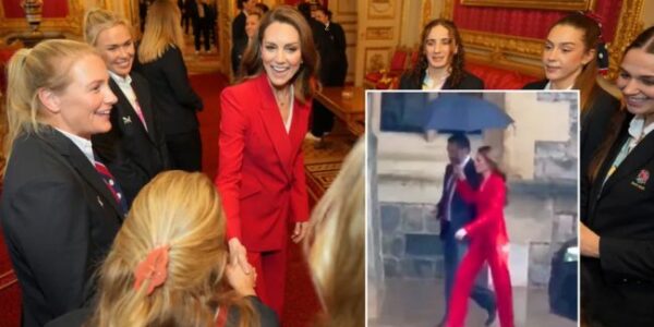 No sirens. No flashy motorcade. Catherine drove herself to the event just like anyone else—calm, discreet, almost unnoticed… until the next moment. 👑🚗 When she stepped out of the car, instead of heading straight inside according to royal protocol, Kate suddenly stopped. Her eyes turned toward a little girl standing tucked away by the entrance—a child with special circumstances, held tightly by her mother’s hand. No assistants prompting her. No rushed signals. Just a very human decision. She leaned down, smiled, and proactively shook hands and chatted as if the entire ceremony waiting for her wasn’t as important as 그 moment. No sirens. No flashy motorcade. Catherine drove herself to the event just like anyone else—calm, discreet, almost unnoticed… until the next moment. 👑🚗 When she stepped out of the car, instead of heading straight inside according to royal protocol, Kate suddenly stopped. Her eyes turned toward a little girl standing tucked away by the entrance—a child with special circumstances, held tightly by her mother’s hand. No assistants prompting her. No rushed signals. Just a very human decision. She leaned down, smiled, and proactively shook hands and chatted as if the entire ceremony waiting for her wasn’t as important as 그 moment.