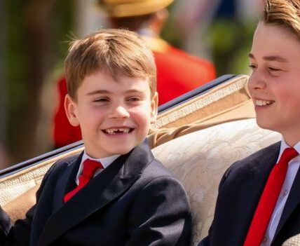 This year’s Trooping the Colour was truly “chaotic” because of one person: Prince Louis. While the entire procession maintained strict protocol, Louis constantly made funny faces, teased his brother, and asked innocent questions… and Prince George couldn’t help himself—he covered his mouth, laughing so hard his whole body shook right there in the carriage. The moment the brothers whispered and then burst out laughing as if they were at home went viral on social media instantly.