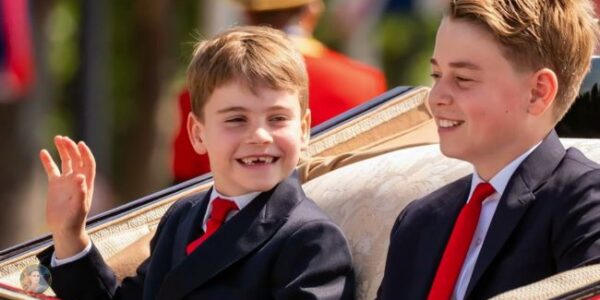 This year’s Trooping the Colour was truly “chaotic” because of one person: Prince Louis. While the entire procession maintained strict protocol, Louis constantly made funny faces, teased his brother, and asked innocent questions… and Prince George couldn’t help himself—he covered his mouth, laughing so hard his whole body shook right there in the carriage. The moment the brothers whispered and then burst out laughing as if they were at home went viral on social media instantly. This year’s Trooping the Colour was truly “chaotic” because of one person: Prince Louis. While the entire procession maintained strict protocol, Louis constantly made funny faces, teased his brother, and asked innocent questions… and Prince George couldn’t help himself—he covered his mouth, laughing so hard his whole body shook right there in the carriage. The moment the brothers whispered and then burst out laughing as if they were at home went viral on social media instantly.