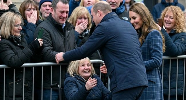 ROYAL RULES? GONE IN A FLASH. Prince William reportedly stopped mid-procession and rushed into the crowd to embrace a disabled woman — leaving onlookers stunned and even Princess Catherine visibly caught off guard. Witnesses say it wasn’t a random meet-and-greet either: the woman is believed to be someone from William’s past, a figure he hadn’t seen in years — which is why the moment felt so raw, so personal, and so unlike anything royal watchers expect. No speeches. No staged smiles. Just one unexpected hug… and the question everyone’s asking: who exactly was she to him?